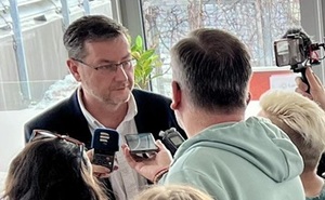 perex - primátor s novináři.jpg