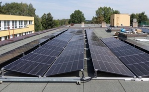 perex - soláry na střeše školy - foto MHA.jpg
