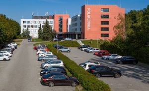 perex-Poliklinika z parkoviště - ilu.jpg